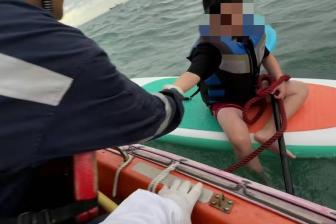 10歲男孩臺(tái)風(fēng)天海上漂流5小時(shí) 幸運(yùn)獲救平安回家