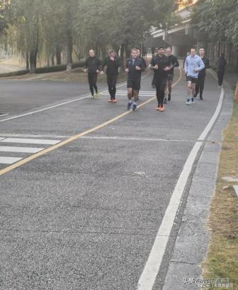 马克龙成都晨跑与路人打招呼 体验蓉城风情