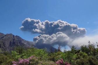 日本櫻島火山灰柱高達1300米 火山灰籠罩市區(qū)