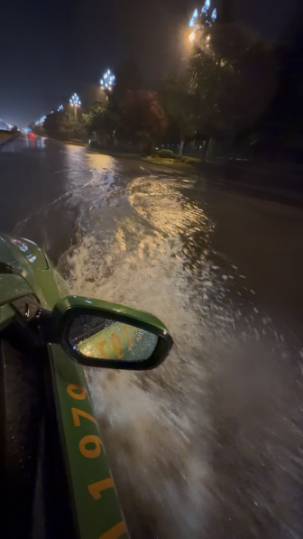 暴雨突袭成都！道路开启“看海”模式