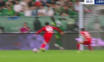 中超争议判罚！王燊超压哨踢人送点，媒体人不满：逃过红点套餐 裁判手下留情
