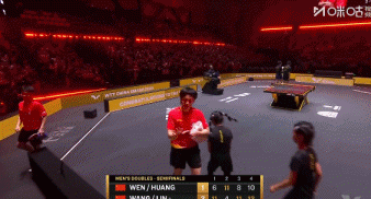 打男双被球迷骂!林诗栋赛后剑指对方倒竖大拇指 回应质疑手势引热议