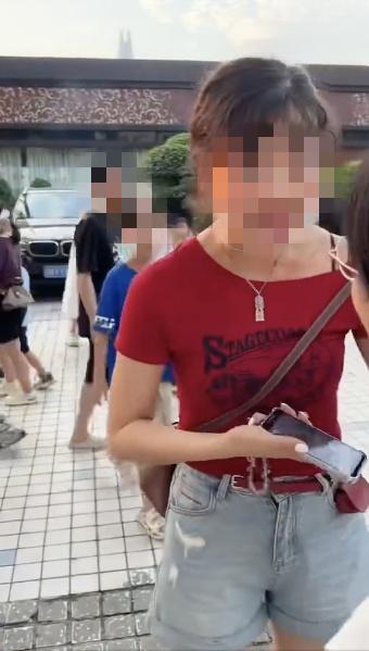 紅衣女子強(qiáng)拉游客罵全家 被列黑名單