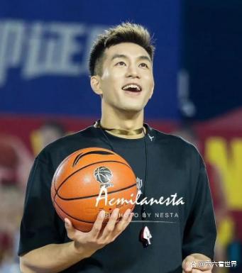 郭艾伦喝豆汁喝出表情包 东北大漂亮没绷住