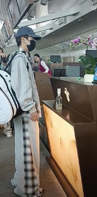 林高远跨界时装秀场时尚表现力引关注(图1)