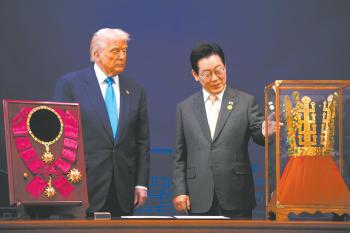特朗普访韩李在明赠送金色王冠 象征和平与共荣