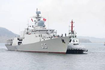 越南海军两艘舰艇抵达防城港 中越联合巡逻20周年庆典