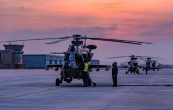 星夜鏖战！第76集团军某旅展开昼夜飞行训练