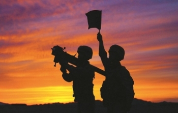 陆军某旅跨昼夜实弹射击训练影像