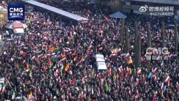 伊朗发动支持政府集会，手举标语、国旗和哈梅内伊照片，表达对国家的支持