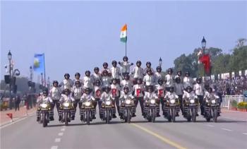 印度女兵摩托车上叠罗汉 共和国日庆典亮点
