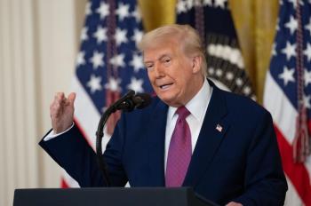 特朗普：若时机成熟，美国海军将在霍尔木兹海峡护航