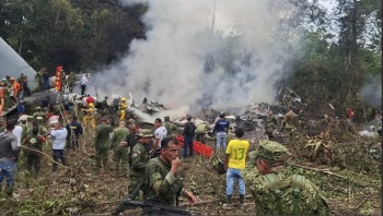 哥伦比亚军机坠毁致48人遇难 遗体搜寻继续