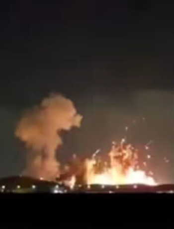 美军使用钻地弹袭击伊弹药库 重点打击进攻设施