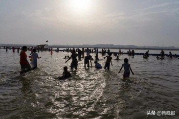 印度极端高温中国留学生硬扛半个月回国：本地人为纳凉睡恒河岸边