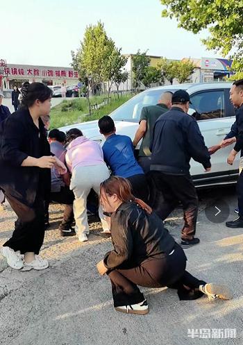 男子被卷入車底 眾人抬車救人 危急時刻顯真情