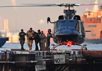 马杜罗将钢笔塞进笔记本 被法警夺走 庭审中的小插曲