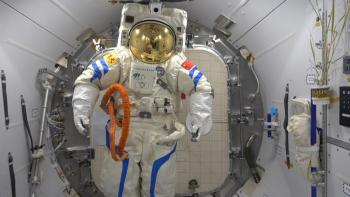 中国空间站送别老战友 功勋舱外服归航