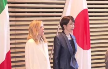 李在明青瓦台隆重迎接梅洛尼：邀梅洛尼进屋签名，径直跨过红毯 右翼政治的微妙碰撞