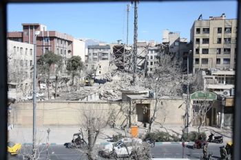 客户失联、港口封锁，中国商人中东“赌局”：“货可以不要，只盼人平安” 局势动荡牵动商心