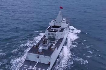 一镜到底看“万吨大驱”到底有多大 东莞舰首训东海
