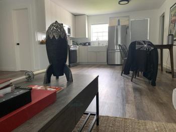 马斯克5万美金小屋简陋似仓库 极简生活引热议