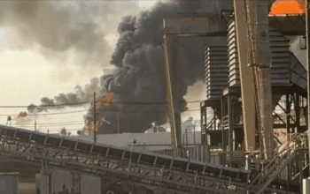 美国得州一炼油厂发生爆炸 浓烟滚滚居民避难
