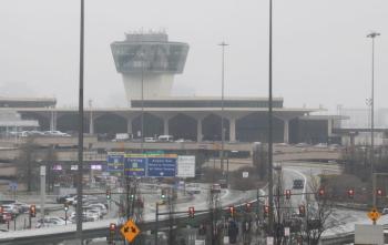 美国纽瓦克机场因冒烟一度实施管制 周边机场连发事故