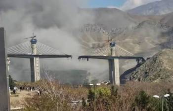 特朗普兴高采烈庆祝，中东国家一片恐慌 地标桥梁成牺牲品