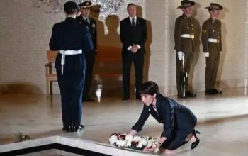 日本首相高市早苗在澳大利亚下跪向无名战士墓敬献鲜花 行为引发争议