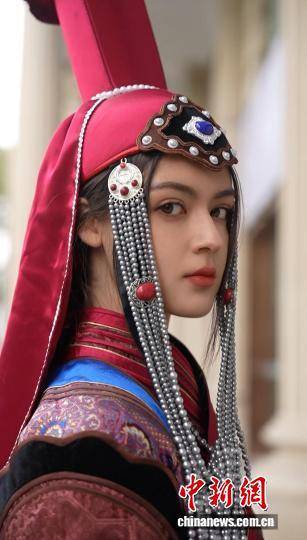 美国姑娘把“中国之美”穿在身上 用镜头传递文化魅力