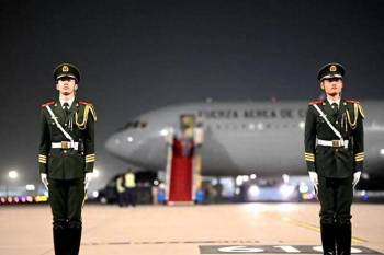 中国军人回应在空军一号旁稳如磐石 展现大国风范