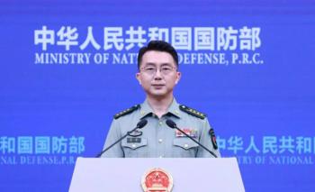 国防部回应空军一号驶过军人纹丝不动 彰显中国军魂