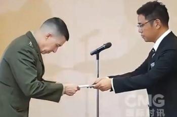 冲绳知事递抗议书 美军司令低头接过 美军基地再陷风波