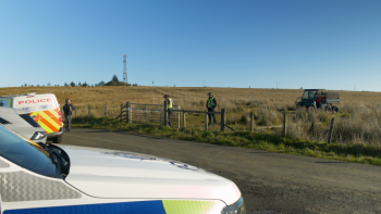 英国突发坠机致两人死亡 事故现场实施临时空域限制