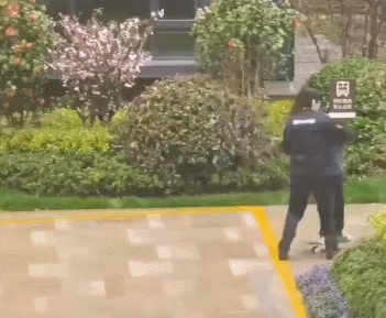 胡歌穿保安服拍戏被偶遇 心情太好笑到五官模糊