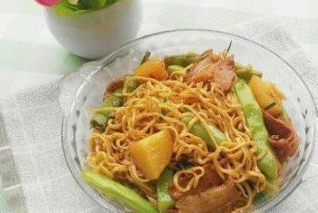 忙到没空做饭？20分钟搞定焖面，全家吃得香