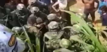 哥伦比亚20余名军警捣毁制毒窝点时 遭蒙面人围堵绑架