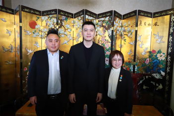 活动现场与工作人员合影