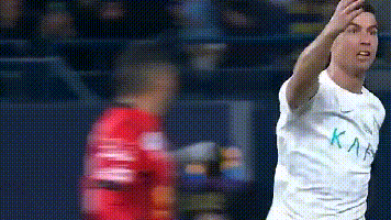 C罗一脸懵!同城德比再现争议判罚!C罗抽射被对方球员用手挡出