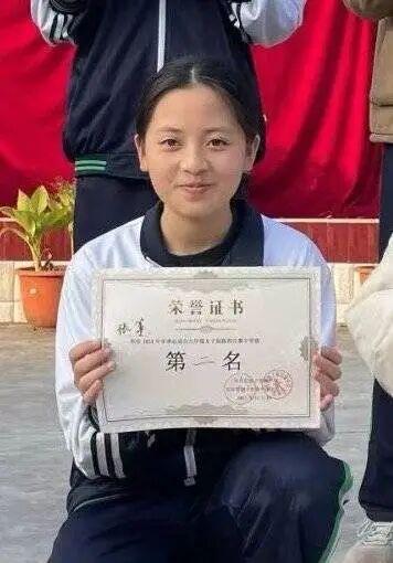 女孩被老师抚养后考上师范 从床头菜刀到录取通知书