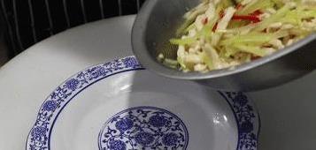青笋鸡丝一拌秒杀大餐！只加这一味，脆爽嫩滑全家夸