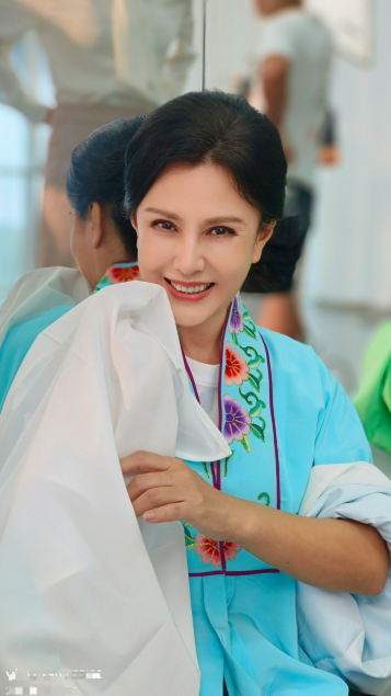 女演员朱晏卖韭菜盒子:被前夫骗破产 乐观面对生活困境