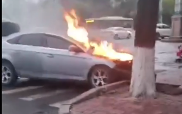 哈尔滨一路口两车相撞起火，路过司机帮忙报警，洒水车变身消防车灭火