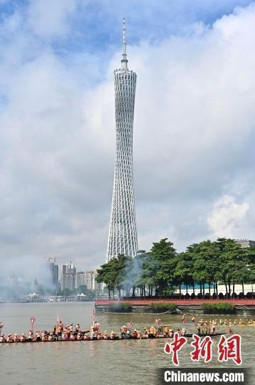 端午当天广州猎德龙船招景 传统盛况引人潮