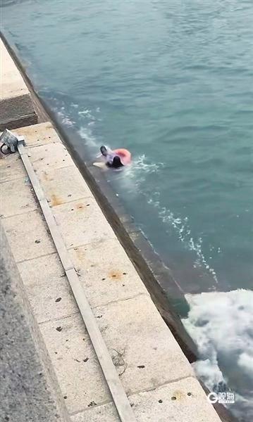 女子下海撿手機溺水 大姨跳水救人