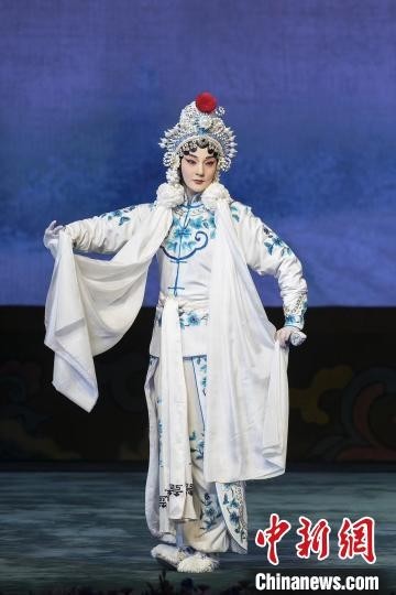 程派新秀李林晓在京剧《白蛇传》中的扮相。北京京剧院供图
