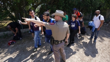 Judge blocks Texas troopers from stopping migrant transports