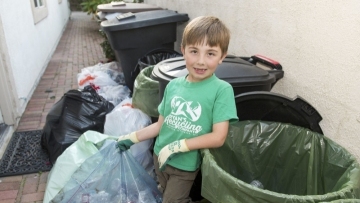 7岁小男孩靠垃圾分类创造人生“奇迹” 7-year-old CEO of recycling company in America