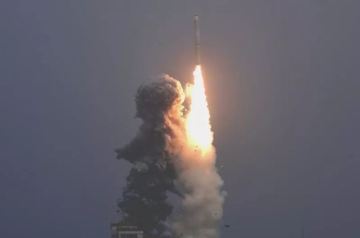 中国完成首次海上火箭发射 China conducts first seaborne rocket launch